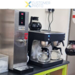 Kaupallinen kahden kannun suodatinkahvinkeitin, joka täytetään manuaalisesti, 4 lasikannua, 4 lämpölevyä | Adexa DRB686P - Image 2