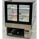 Kaupallinen kakkutiski Suora etu 2 hyllyä 1200x700x1200mm Ruostumaton teräs & Musta | Adexa HL1200B2 - Image 2