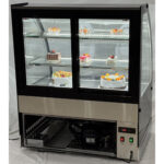 Pyöreä Etuinen Kaupakakku Laskuri 3 hyllyä 1000x700x1300mm Ruostumaton teräs & Musta | Adexa HL1000EM3 - Image 3