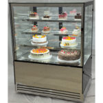 Kaupallinen kakkutiski Suora etuosa 3 hyllyä 1000x700x1300mm Ruostumaton teräs & Musta | Adexa HL1000ER3 - Image 2