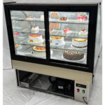 Kaupallinen kakkutiski pyöristetty etuosa 2 hyllyä 1200x700x1200mm ruostumaton teräs & musta | Adexa HL1200S2 - Image 2