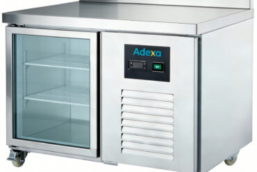 Kaupallinen jäähdytetty työtaso 1 lasiovella GN1/1 takareunus | Adexa DRGN1200TNG
